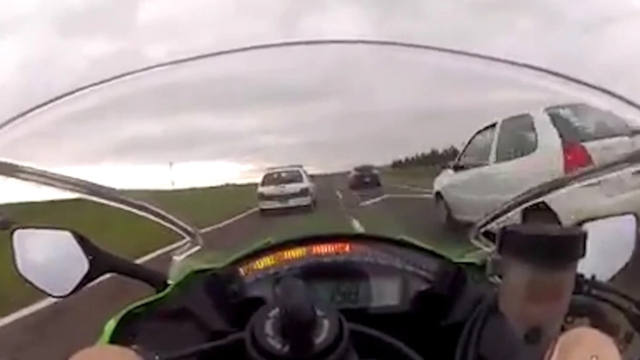 FOTO: Un motociclista se filmó a 300 km/h en la autopista