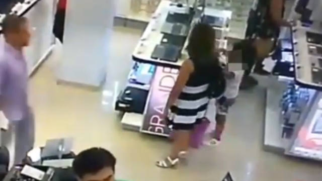 FOTO: Video: usó a su hija para robar una notebook en un comercio