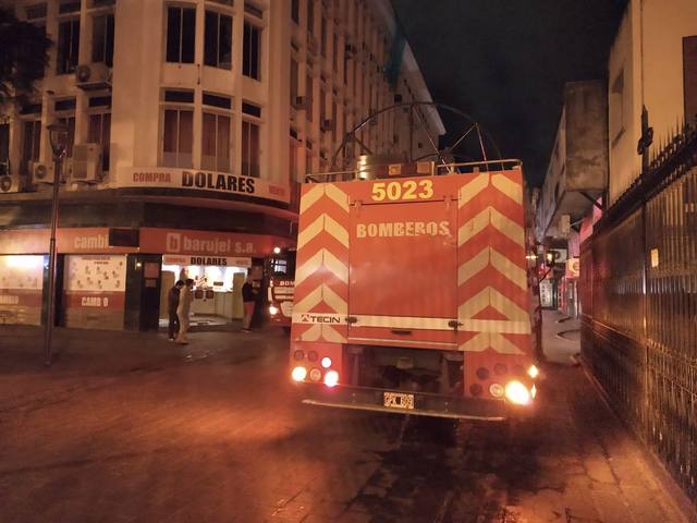 Las llamas destruyeron un bazar en la peatonal cordobesa