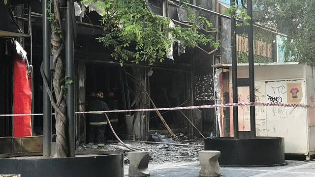 FOTO: Las llamas destruyeron un bazar en la peatonal cordobesa