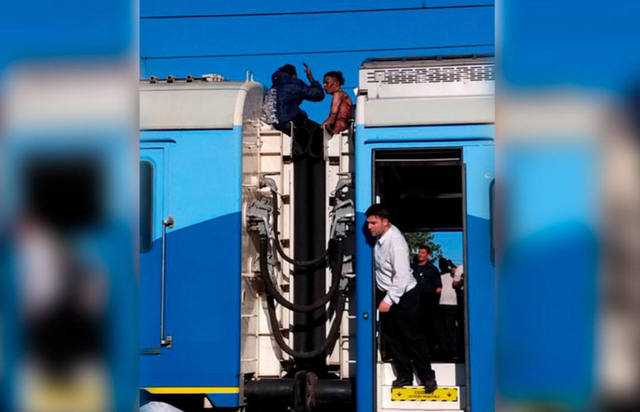 FOTO: Iban en el techo del tren y casi mueren electrocutados