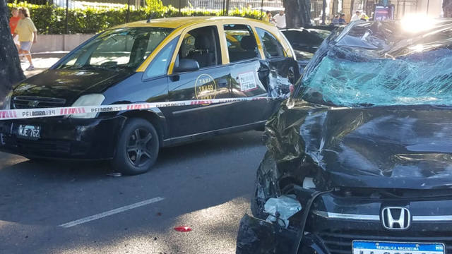 FOTO: Auto fuera de control chocó una parada de taxis: dos muertos