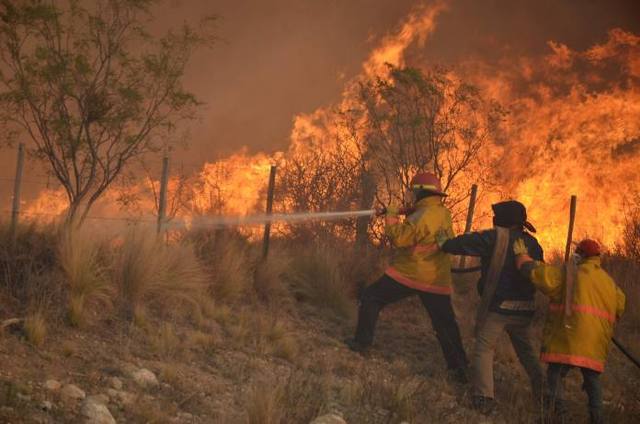 FOTO: Combaten dos incendios forestales en Chubut