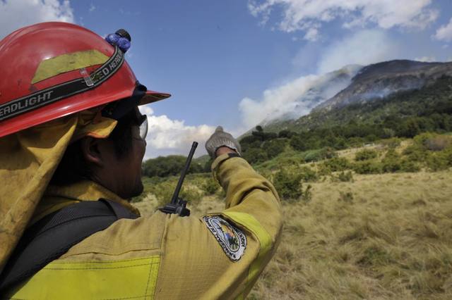 FOTO: Combaten dos incendios forestales en Chubut