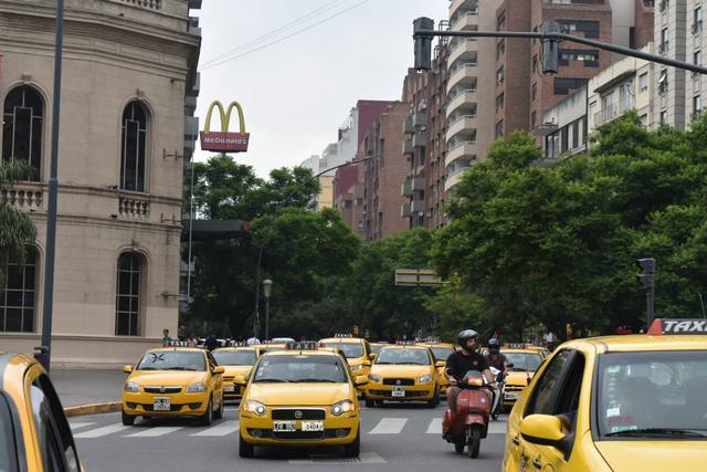 FOTO: Taxistas se movilizaron contra el sorteo de licencias