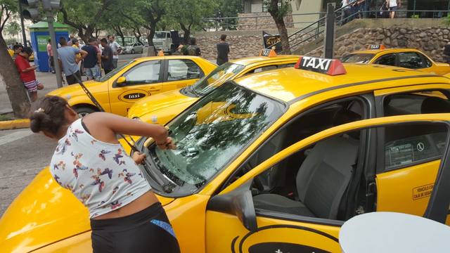 FOTO: Taxistas se movilizaron contra el sorteo de licencias