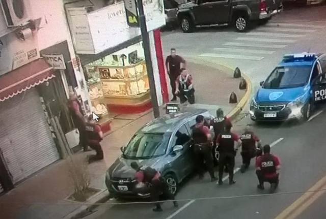 Video: la desesperante toma de rehenes en un joyería