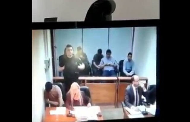 FOTO: Un preso le tiró un tacho a un fiscal en plena audiencia