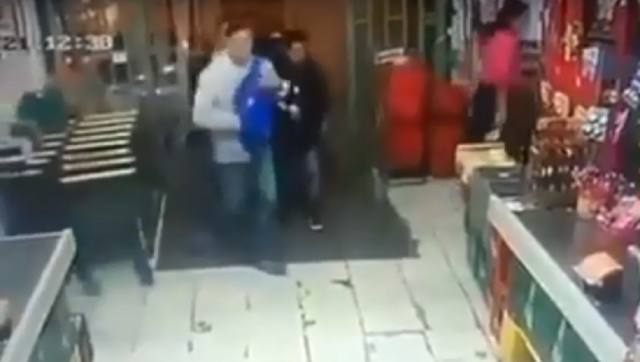 FOTO: Dueño de un super chino disparó a dos ladrones