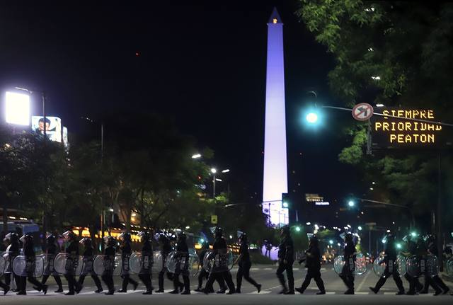 FOTO: Hinchas de Boca festejaron en el Obelisco y hubo incidentes