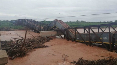 AUDIO: Se derrumbó un puente mientras pasaba un tren