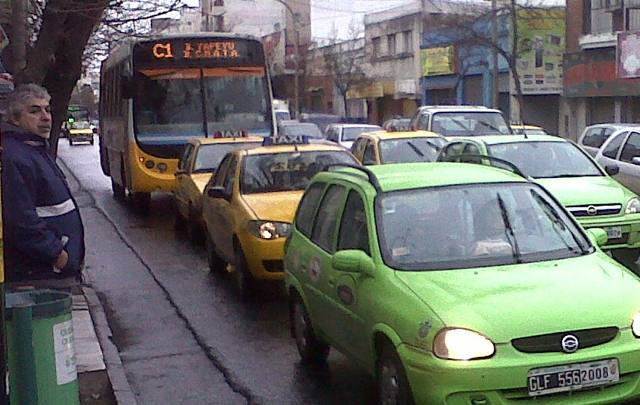 FOTO: Colectivos, taxis y remises circulan hoy sólo por la derecha.