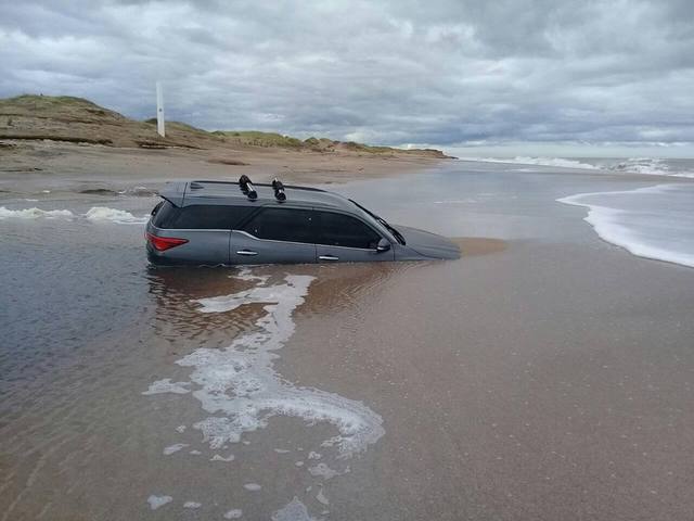 FOTO: Se metió a la playa en su 4x4 y terminó flotando en el mar
