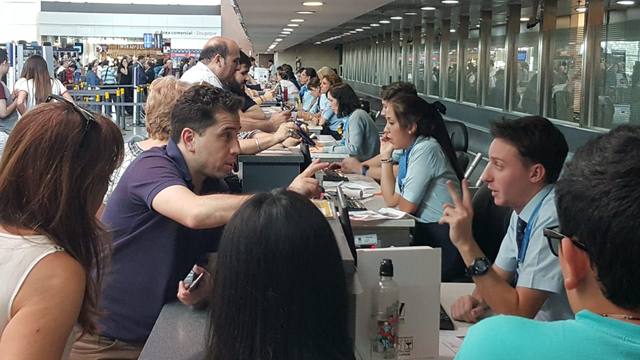 Paro salvaje en Aerolíneas: caos y 30 mil afectados