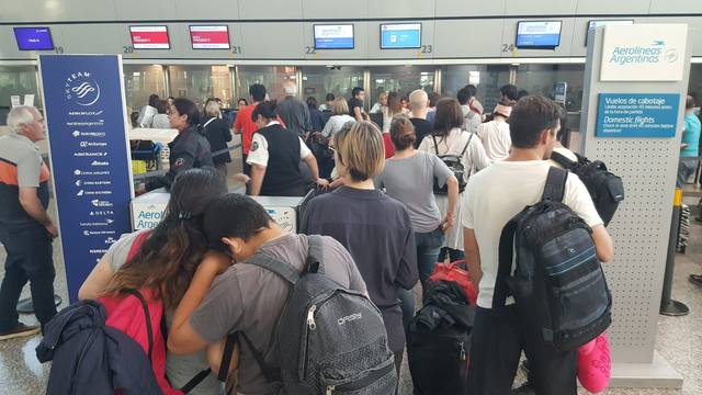 FOTO: Paro salvaje en Aerolíneas: caos y 30 mil afectados