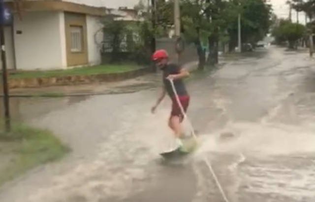 FOTO: Hicieron esquí acuático en plena calle tras la lluvia