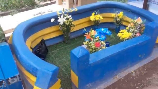 FOTO: Homenajeó al hijo muerto con una tumba en forma de Bombonera