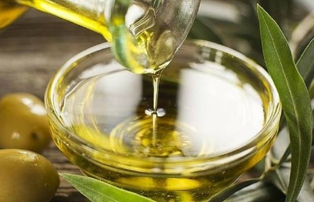 FOTO: Anmat prohibió comercializar una marca de aceite de oliva (Foto ilustrativa)