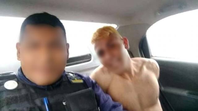 FOTO: Sancionarán al policía que se tomó una selfie con un preso