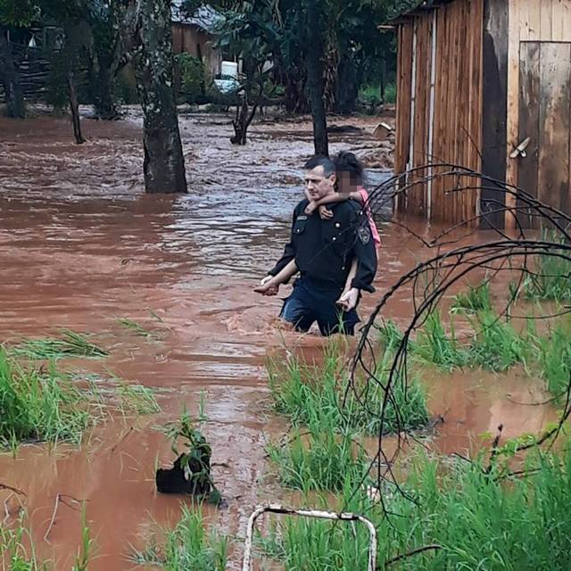 FOTO: Inundaciones: el heroico rescate de los cinco hermanitos