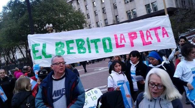 FOTO: Padres protestaron en La Plata