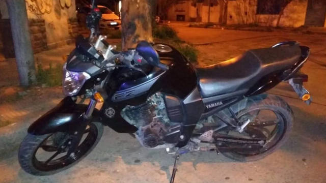 FOTO: Le robaban la moto y se dio cuenta que el ladrón era su tío