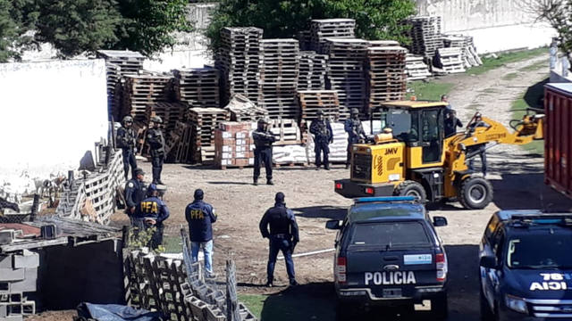 FOTO: Secuestran siete toneladas de explosivos en La Paisanita