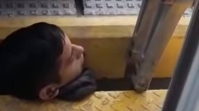 Rescatan a joven que quedó atrapado entre un tren y el andén