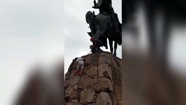 FOTO: Subió a un monumento, no pudo bajar y tuvo que ser rescatado