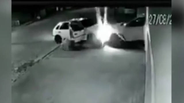 FOTO: Video: evitó una entradera chocando el auto de los ladrones