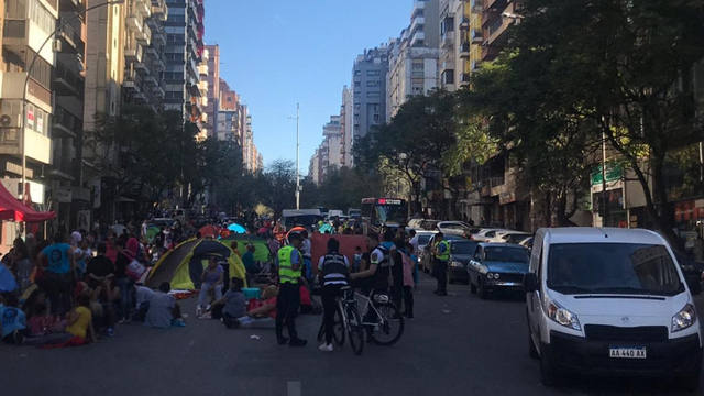 FOTO: Corte con acampe genera demoras en el tránsito en Córdoba