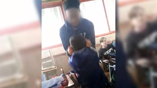 Filman a un alumno levantando de las orejas a un compañero