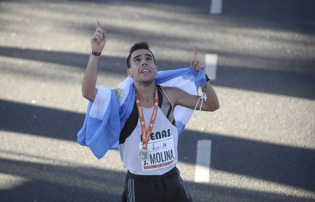FOTO: Fue campeón nacional y vendió empanadas para correr