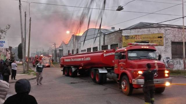 Controlaron el incendio en una papelera de Gerli