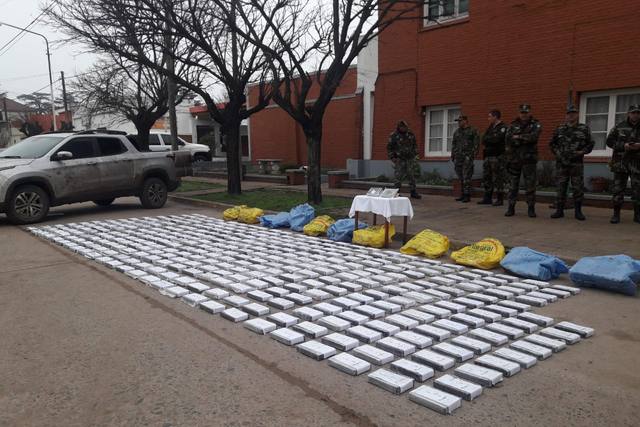 FOTO: Secuestran más de 370 kilos de cocaína en Las Flores