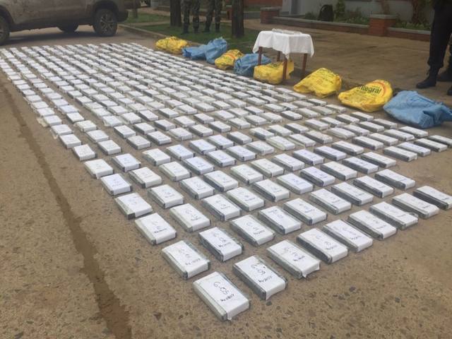 FOTO: Secuestran más de 370 kilos de cocaína en Las Flores