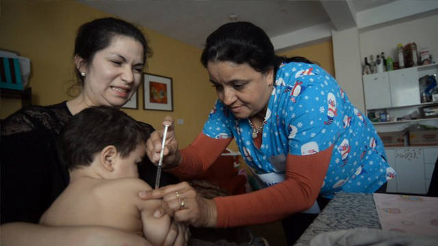 FOTO: Salen a vacunar a domicilio contra el sarampión en Neuquén