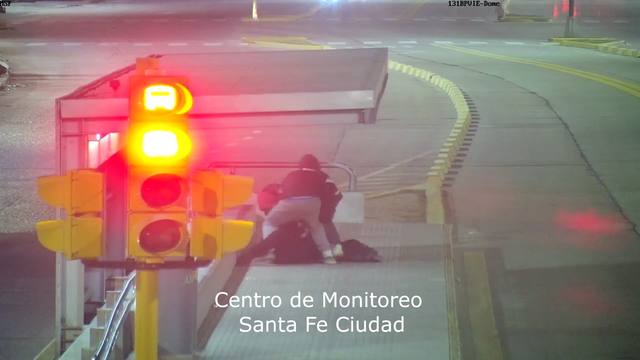 FOTO: Video: robo piraña de menores a una policía en Santa Fe
