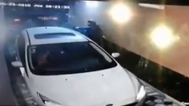 Un policía mató a dos delincuentes que entraron a robarle