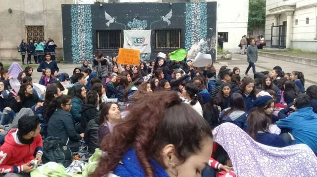 FOTO: Los alumnos protestaron frente a la institución.