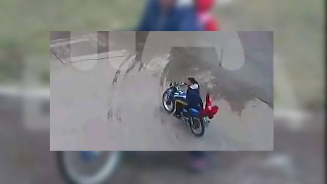 La madre de la niña no se bajó a ayudarla tras la caída.