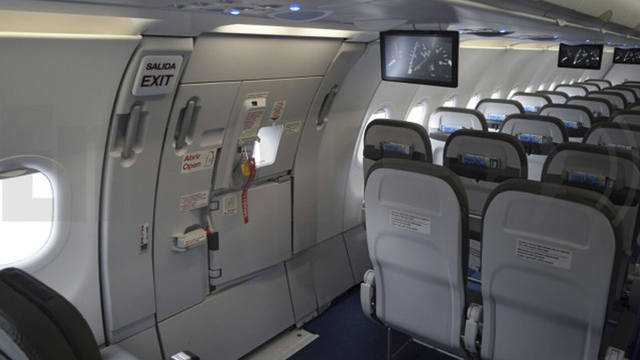 Abrió la puerta de emergencia de un avión para tomar aire