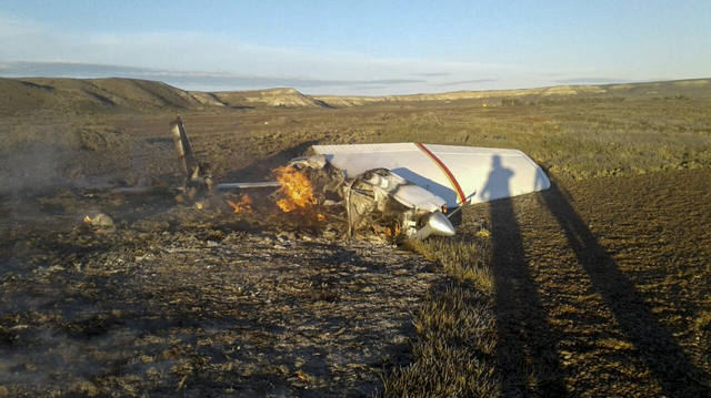 FOTO: La aeronave quedó destruida tras precipitarse en un campo.