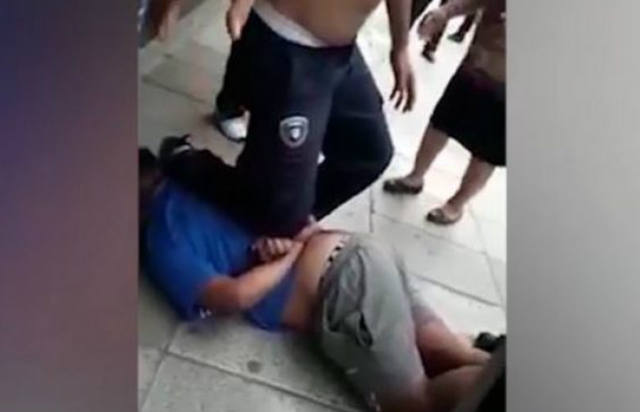 El momento en que vecinos retienen al joven.
