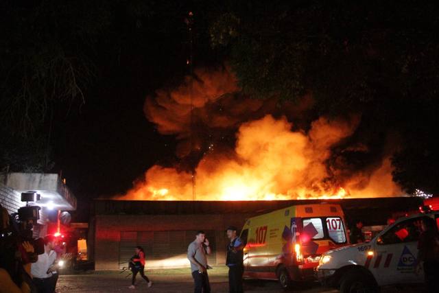 FOTO: Incendio devoró una fábrica de colchones en Córdoba
