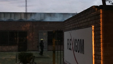 Bomberos continúan trabajando en focos menores.