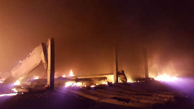 AUDIO: El fuego quedó circunscripto al predio de la fábrica