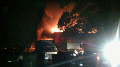 AUDIO: Bomberos combaten incendio en una fábrica de colchones