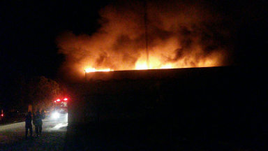 AUDIO: No hay heridos por el incendio en la fábrica de colchones