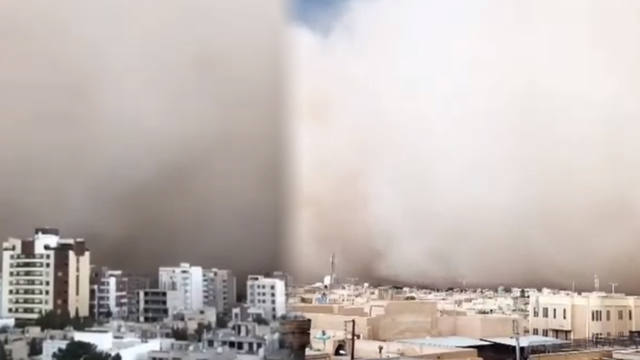 Una tormenta de arena gigante dejó 10 muertos en Irán